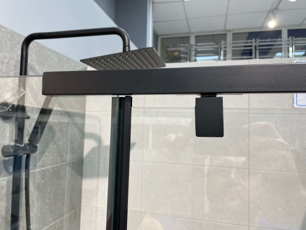 Душевой уголок AVS Фаворит 120x90 профиль черный матовый, стекло прозрачное Душевой уголок AVS Фаворит 120x90 профиль черный матовый, стекло прозрачное